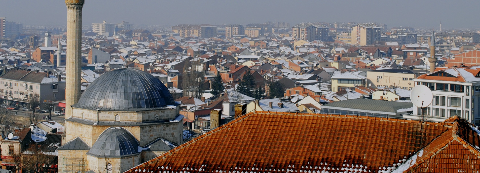 A wide shot of rooftops of residential and apartment buildings in a large city